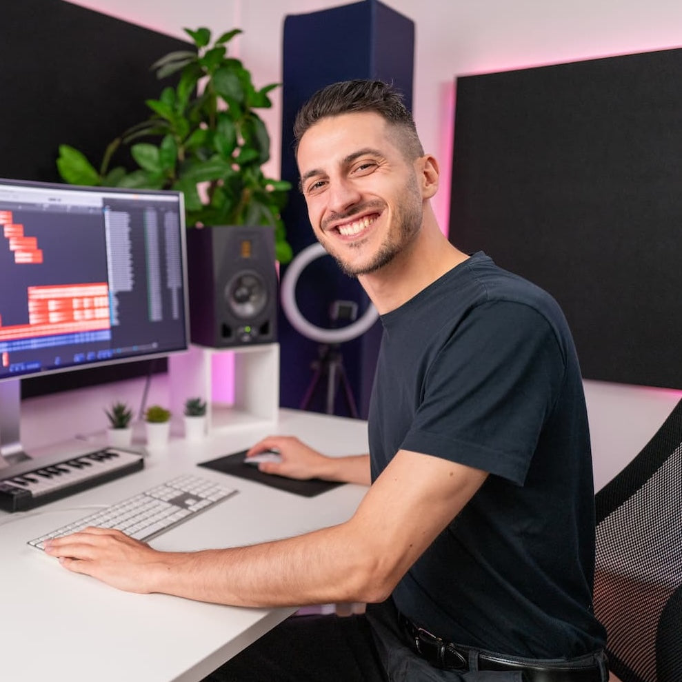 Oriano, founder of Showmusik
